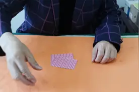 扑克魔术滑袖教学袖箭手法揭秘