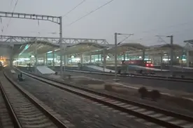 【中国铁路】榆林开往西安的7005次公益慢火车到达了终点西安站视频封面