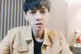 前锋怎么踢？业余球场上，前锋需要注意的意识有哪些？视频封面