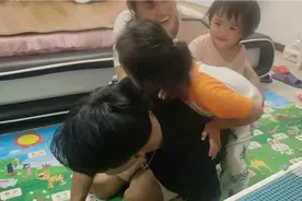 一家人的欢乐时光，爸爸让三母女骑大马，姐姐妹妹很开心视频封面