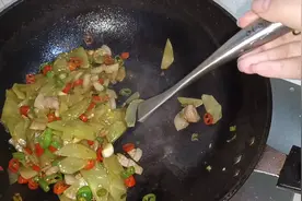 妹妹摔跤了，姐姐在边上哭闹要抱。是先抱妹妹还是先哄姐姐视频封面