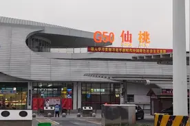 来到湖北仙桃服务区休息休息，吃个晚饭，马上到宾馆了视频封面