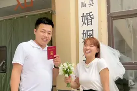 改改和义坤领结婚证，仪式感拉满，鲜花、戒指、小蛋糕，全安排上