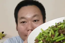 听说蒜苔是血糖放大器，糖尿病人老王吃蒜苔炒肉配馒头来验证一下视频封面