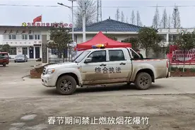 河南农村多辆警车宣传禁放烟花爆竹，失去烟花的春节还有年味吗？视频封面