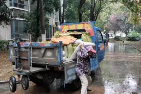 装修材料扛楼，师傅太辛苦了视频封面
