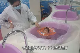 真的好神奇，刚生出来的宝贝就会游泳了，看着好舒服视频封面