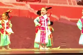 #六一儿童节#咸宁幼儿园小朋友边哭边跳完成六一汇演图片
