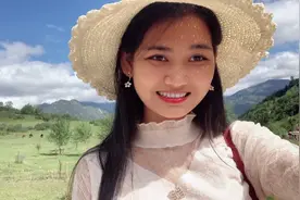 美丽的九寨沟后花园，湛蓝的天空，骑着马沐浴在阳光下无比悠然视频封面