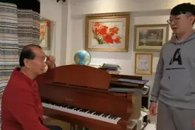 庄德昆声乐教学示范：“先哼后唱，用哼鸣音点找来音高旋律”。