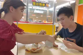 我带小九到服务区吃东西，顺便向她发出邀请，听她咋说