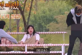震惊震惊！某男子韩国汉江街头公然随地小便🐲视频封面