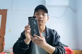 小伙新买了一个小米手环5，做自媒体必备神器，快一起进来看看吧