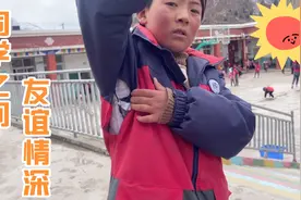 值周日记，俩个小调皮玩游戏居然把校服给撕烂了，看我怎么收拾🥸视频封面