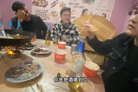兄弟相聚摇骰子劈酒，笑死人😆视频封面