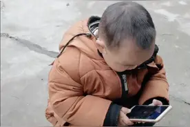 2岁农村留守幼童沉迷抖音，爷爷说：不仅喜欢看还会下载。视频封面