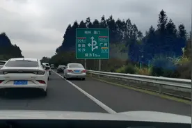 实拍G55二广高速永州段，路上塞车的情景，一天了还在许广高速上视频封面