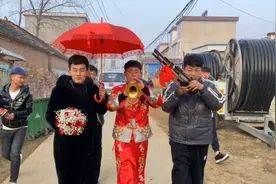 新郎官结婚，自己吹唢呐接媳妇，太帅了视频封面
