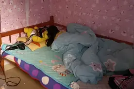 都8点多了，女儿还赖床上不起床，妈妈交待要收拾房间，打扫卫生视频封面