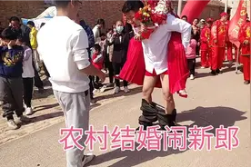 背新娘，新郎的裤子扒掉了只穿了件红裤头一群小伙子够闹了视频封面