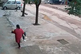 小孩一起玩耍，不小心被人家小孩推倒，小孩下巴破口出血🩸🩸🩸…视频封面