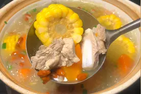 大厨教你玉米排骨汤的家常做法，排骨鲜嫩多汁不柴也不腥超级好喝