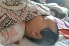 那么小的小宝宝，你猜她会不会挪开鼻子视频封面