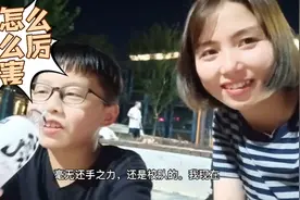 晚间带孩子外走走，碰到同学踢足球，踢的对方无还手之力，厉害了视频封面