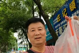 十堰市东岳市场买虾记，50后退休大叔，探访基围虾降价原因。视频封面