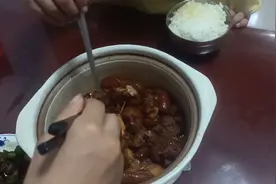小白也能学会的黄酒炖猪蹄，软糯清香，隔着屏幕都能闻到香味。视频封面