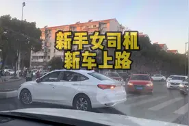新手女司机新车上路不会掉头 最后奥迪女车女帮忙开走视频封面