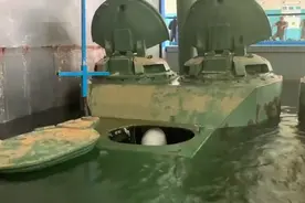 俄罗斯坦克兵使用IP-5防毒面具进行水下逃生训练视频封面