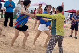 大叔好可爱，害怕扎脚丫儿，穿袜子跳舞，美女们都让大叔脱袜子视频封面
