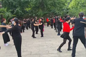 （3月11日）北京陶然亭公北门.水兵广场舞歌曲《谁留下的一抺红》视频封面
