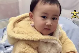 2岁宝宝给爸妈讲故事，一本正经满嘴跑火车，妈妈笑得肚子疼视频封面