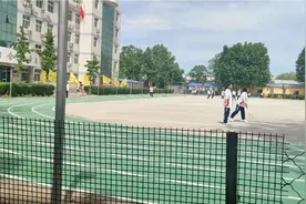 参观廊坊十五中，操场新修整过，学生们很阳光