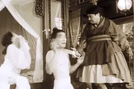 武大郎装侏儒卖绿帽烧饼，背地里和潘金莲一起玩仙人跳，讹人钱财视频封面