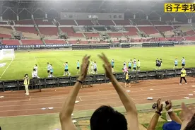 大连人队球员谢场，又见莎啦啦，主场气氛太好了，一起感受一下吧视频封面