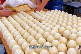 8元一个的馒头，每天都要卖3000多个，每个都有半斤重。视频封面