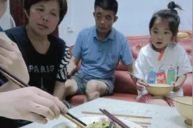 老妈做饭女婿炒菜，全家人一起吃晚餐有说有笑中途爸妈拌嘴