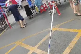 2022年8月21日淋着雨排长队做核酸。视频封面