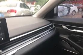 到底多少钱的车下雨才能不用擦镜子？视频封面