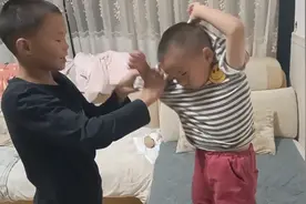 3岁男孩第一次学穿衣服费了好大劲穿不上，哥哥一个举动瞬间破防视频封面