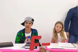 今天班里来了新同学，学习优秀却被同学嘲笑，最后他们成了好朋友