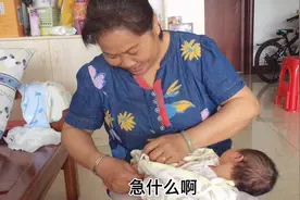60岁婆婆急性子，给刚出生几天的宝宝把尿，动作熟练的很视频封面