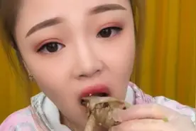 生呛黑虎虾，配上秘制的料汁，那叫一个鲜，绝绝子！