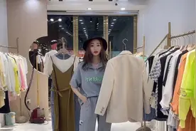 灰色卫裤搭配同色系卫衣，时尚减龄上档次！混搭米色小西服有气质