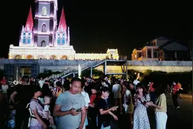 南宁邕江，亭江码头“人山人海”又出现了个网红唱歌的帅哥!视频封面