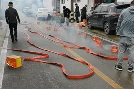 鞭炮齐鸣，震耳欲聋啊视频封面