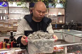 两男子拿几十斤银变现，一块一克收的，现在翻几倍赚得不少，厉害